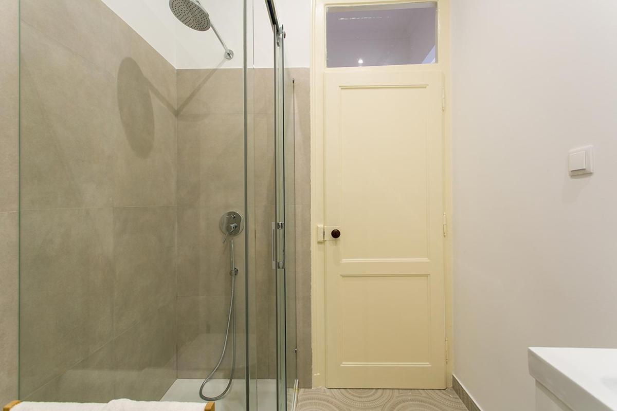 Lovelystay - Cozy 3Bdr Apartment In Estrela Lisboa Exteriör bild