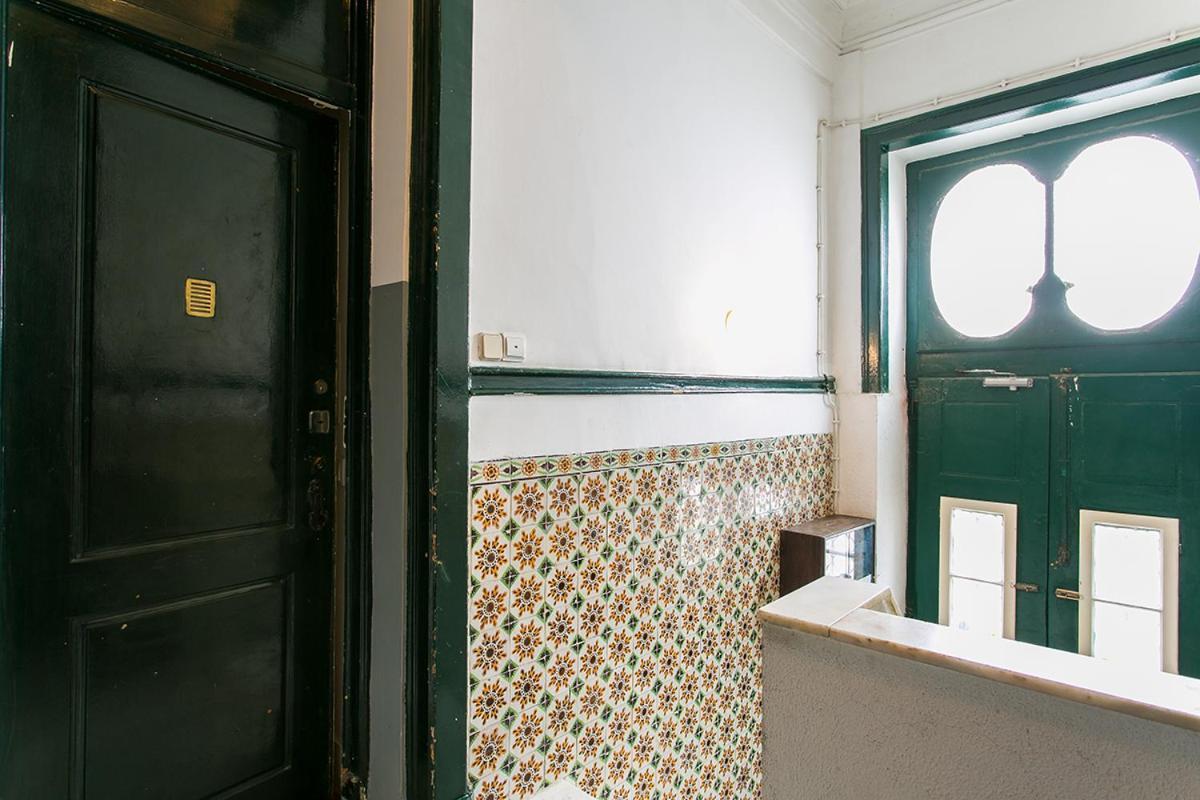 Lovelystay - Cozy 3Bdr Apartment In Estrela Lisboa Exteriör bild